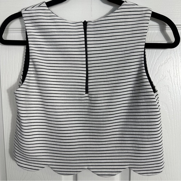 Aqua crop top, size M, white/black, scalloped hem, zip back, modern, minimalist - Picture 7 of 7